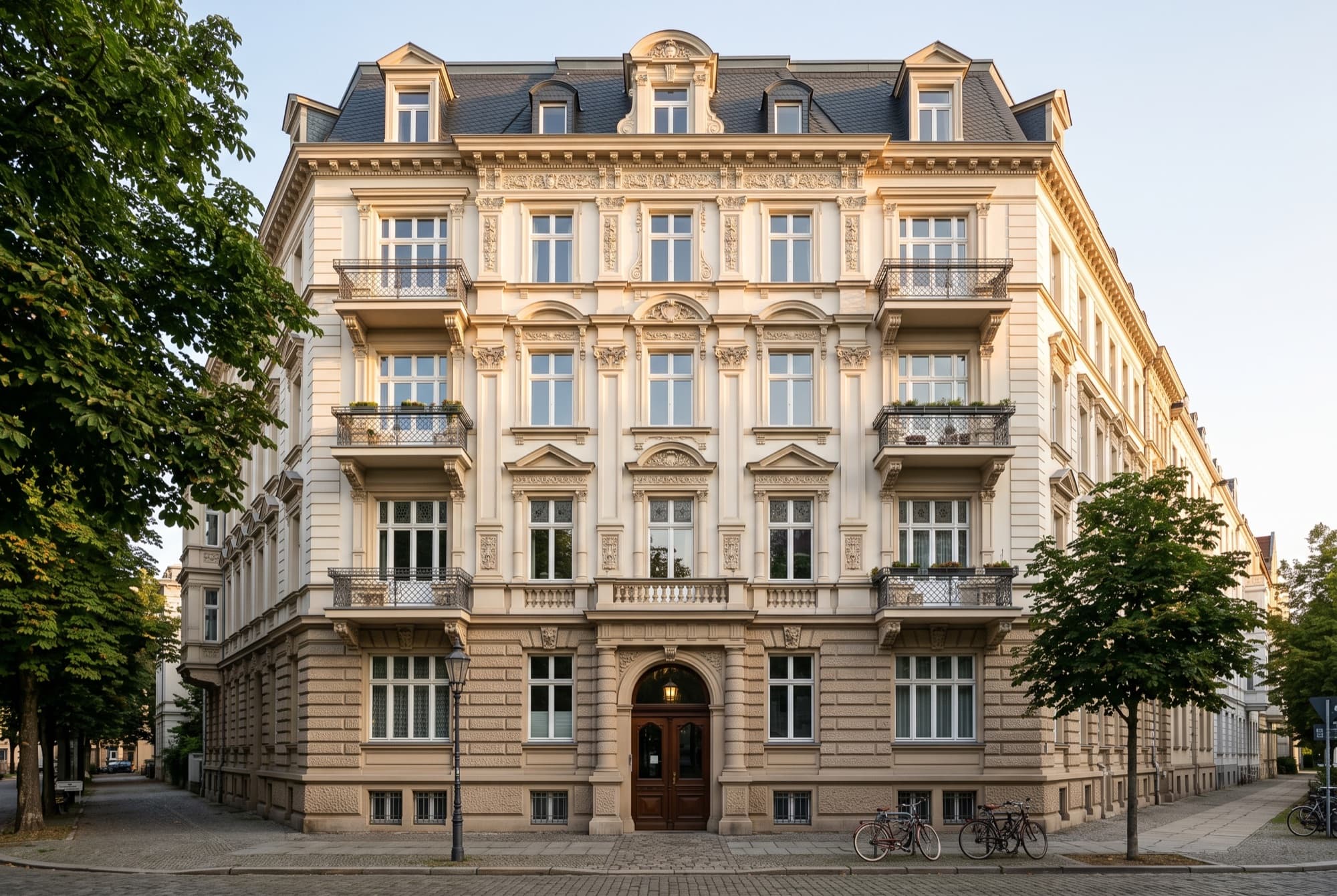 Gründerzeit-Altbaufassade mit Balkonen im Morgenlicht