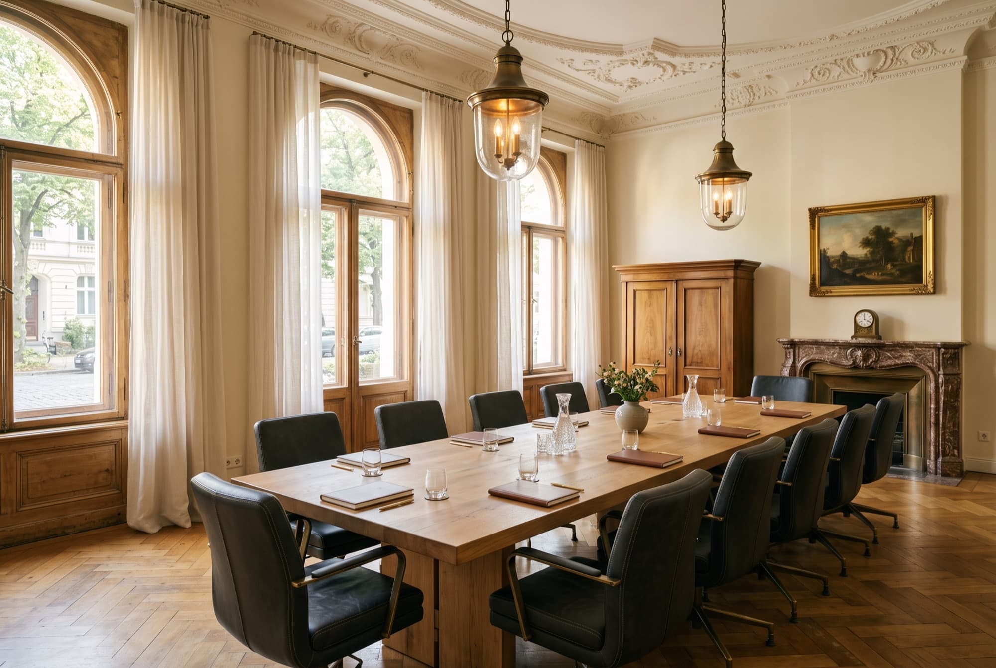 Besprechungsraum mit langem Eichentisch im Altbau
