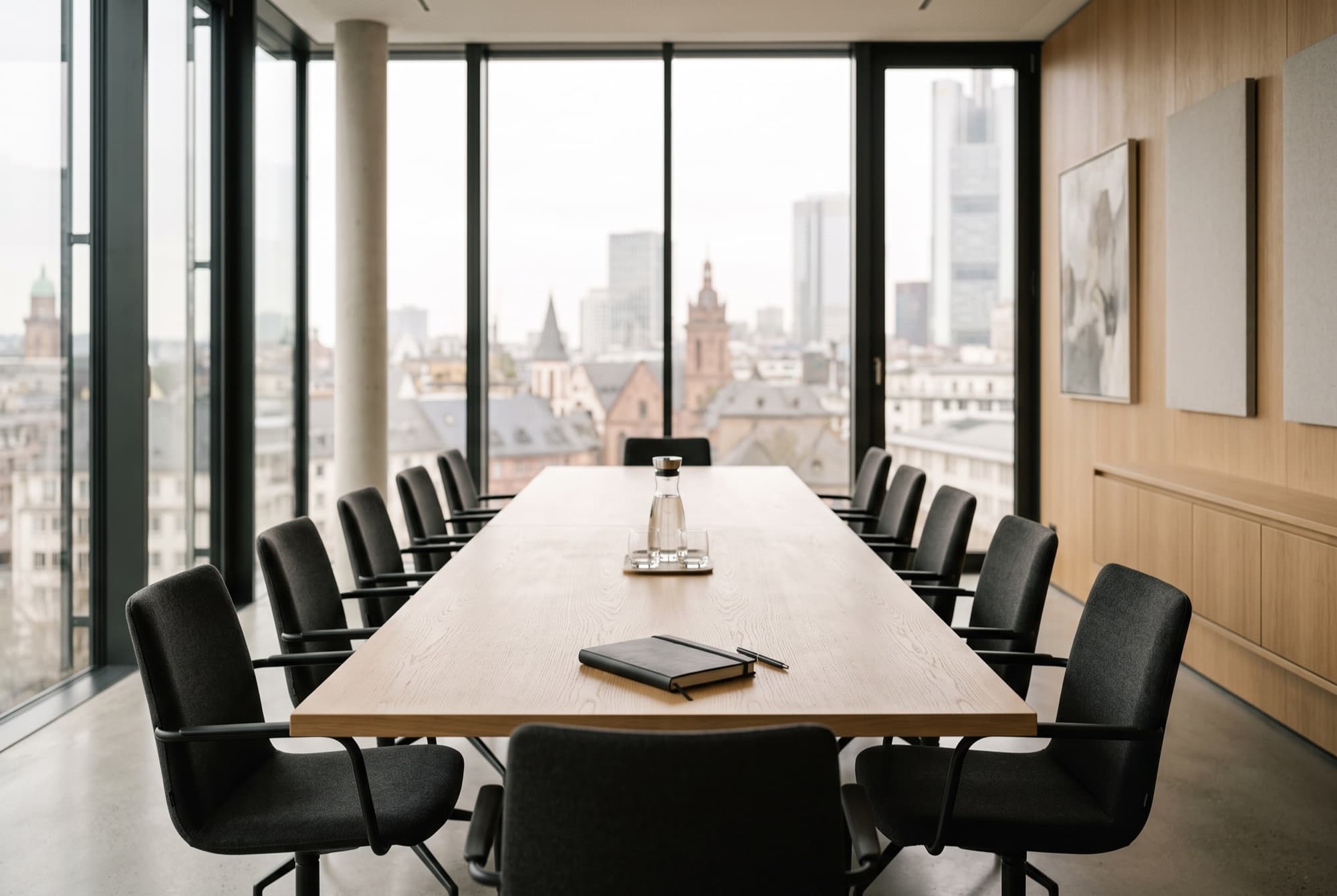 Moderner Besprechungsraum mit Blick über die Stadt