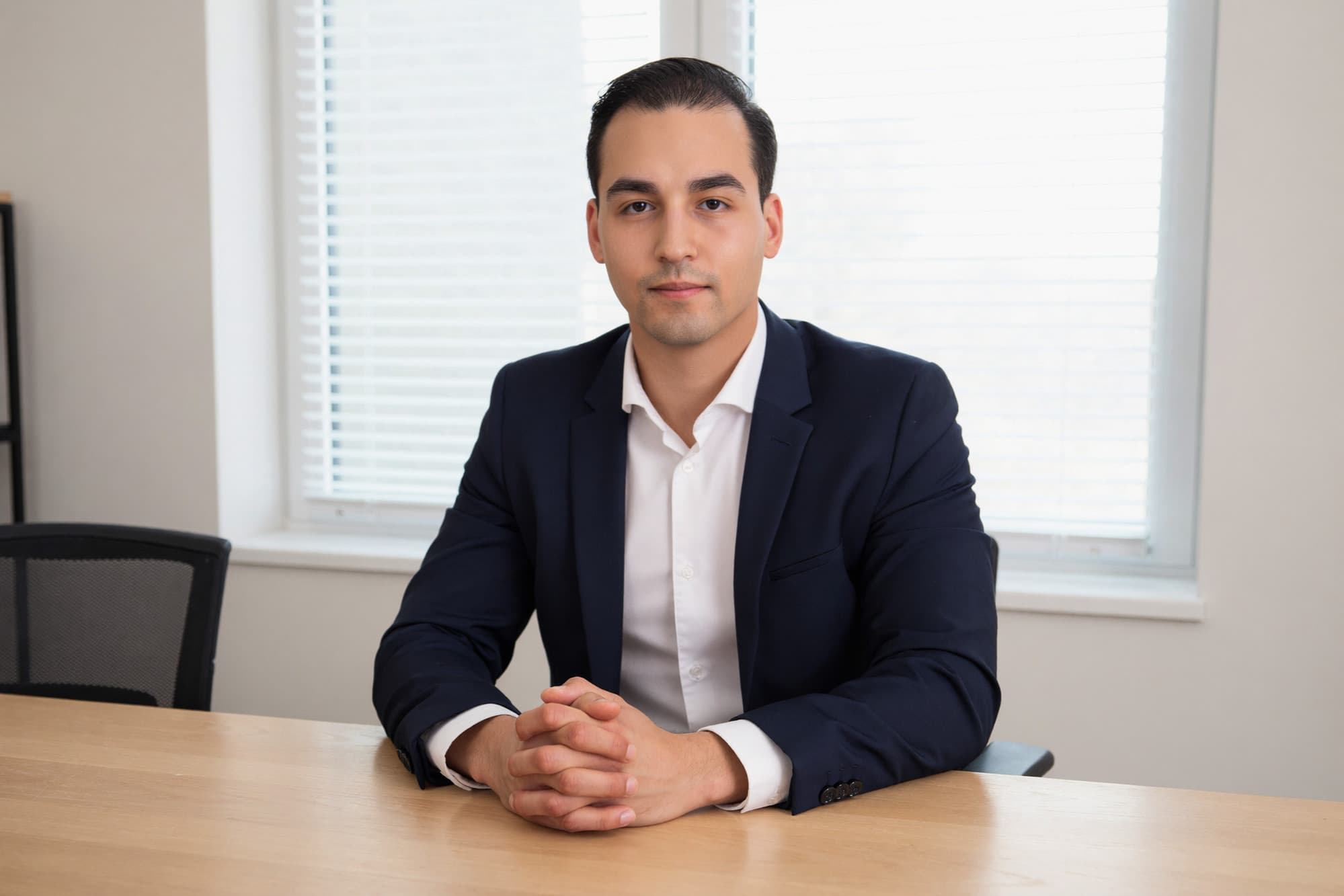Rechtsanwalt Ozan Aslan am Besprechungstisch der Kanzlei ao-law